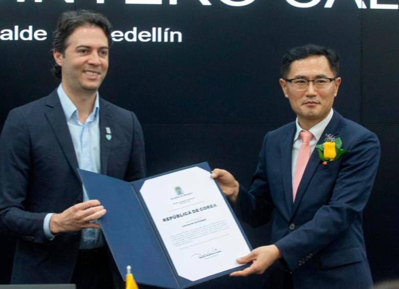 Las 20 motos eléctricas fueron entregadas como parte del convenio entre la República de Corea y la Alcaldía. FOTOS CORTESÍA - ALCALDÍA DE MEDELLÍN
