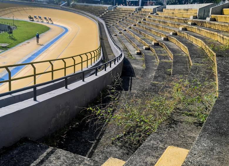 Maleza se come las tribunas del velódromo Cochise Rodríguez y su pista está deteriorada