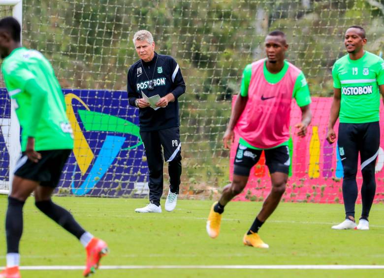 El técnico Paulo Autuori observa atentamente a los jugadores en cada práctica. FOTO JAIME PÉREZ