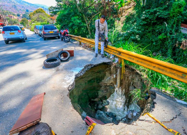 Cada una de las personas que transitan por el lugar, quedan asombradas al mirar el gran peligro que hay con el hueco en la zona. FOTO esneyder gutiérrez cardona