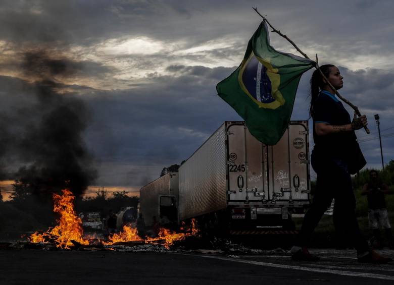 Los manifestantes atravesaron camiones en los corredores viales e instalaron barricadas. FOTO: EFE.