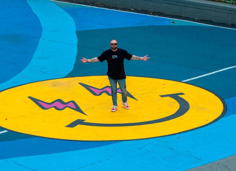 José David Rivera, DJ Pope, en la placa deportiva del barrio Alfonso López en el occidente de Medellín, la cual recuperaron junto a J. Balvin para beneficio de la comunidad. FOTO andrés camilo Suárez