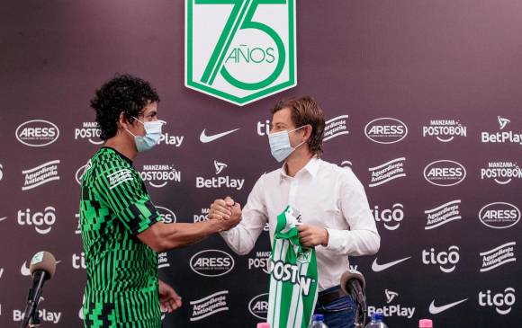 Daniel Mantilla junto al presidente Emilio Gutiérrez en la presentación oficial con Nacional. FOTO ATLÉTICO NACIONAL