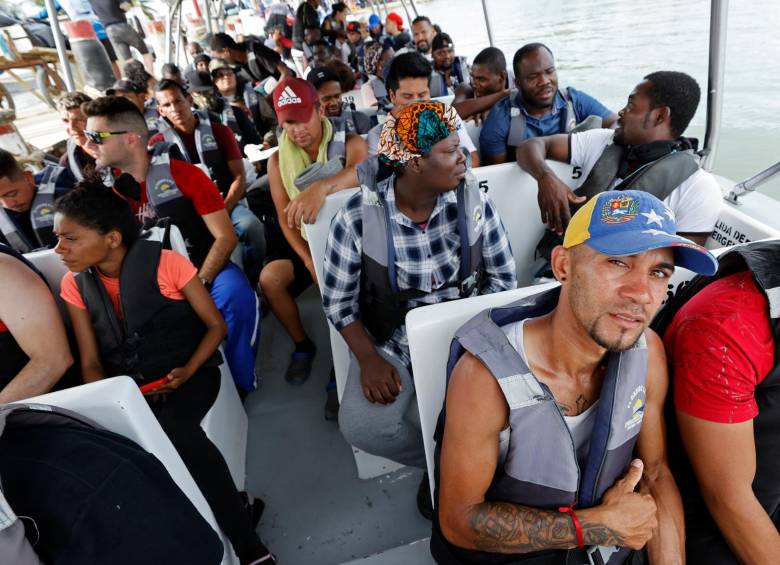 En lanchas, los migrantes pasan el golfo para comenzar su periplo por el Drién. Foto: AFP. 