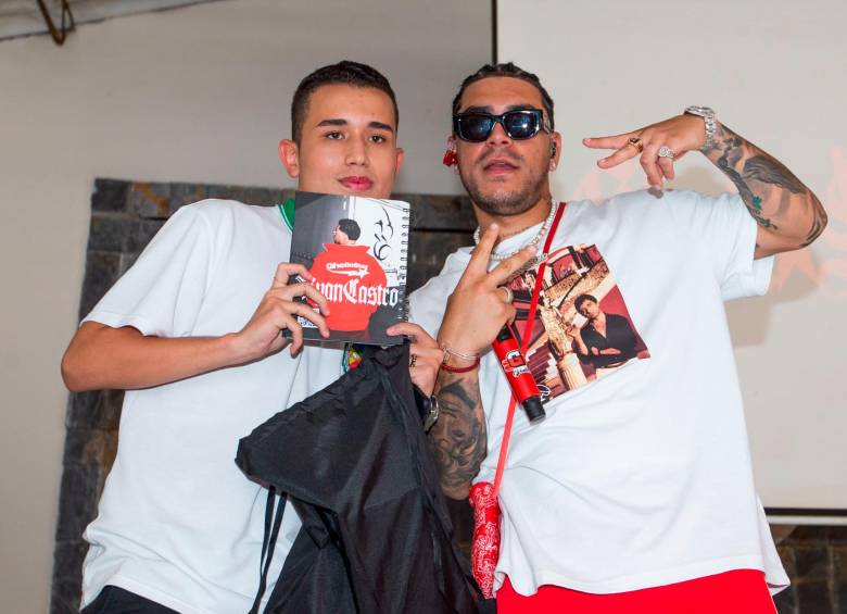 Los estudiantes querían foto con su ídolo, el que recorrió esas mismas aulas de clase. FOTO Esneyder Gutierrez