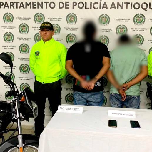 Estos son los dos hombres capturados por presunto constreñimiento ilegal. Foto: Cortesía Policía. 
