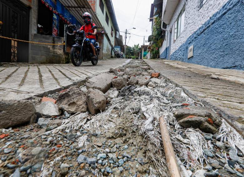 Así dejó el contratistas GyA las calles de un sector de Pueblo Viejo en La Estrella. FOTO: Manuel Saldarriaga.