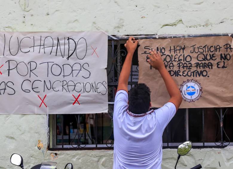 Los estudiantes lideraron un paro que ayudó a hacer visible la problemática que viven desde hace seis meses en la institución educativa. Su protesta logró la salida del rector, señalado de acoso laboral y decisiones perjudiciales contra la formación de los estudiantes. jaime pérez