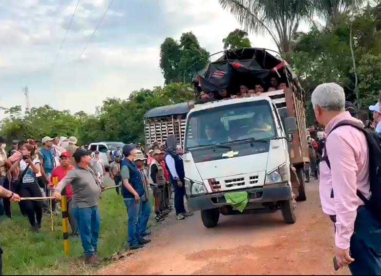 Tras la firma de un protocolo, los campesinos entregaron a los secuestrados a una comisión de la Defensoría del Pueblo. “Las personas recibidas se encontraban en aparente buenas condiciones”, destacó la entidad. FOTO Ministerio de Defensa