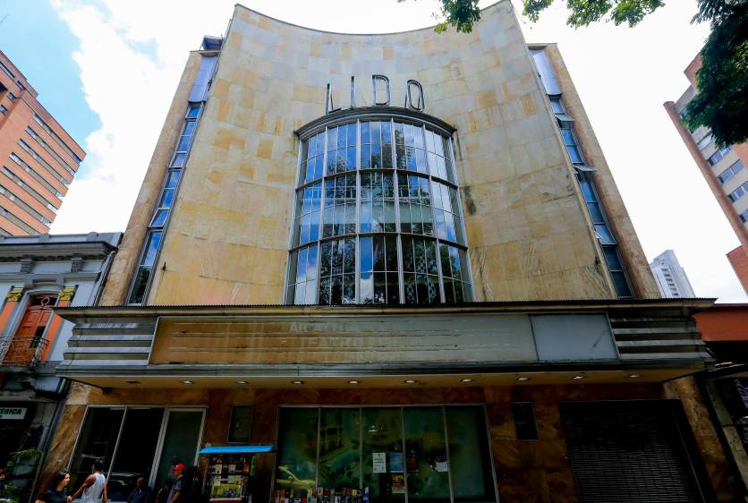 El Teatro Lido es uno de los edificios más importantes del centro de Medellín. Sin embargo, en la actualidad tiene sus puertas cerradas al público. La Alcaldía no ha podido consolidar una programación. FOTO Jaime Pérez