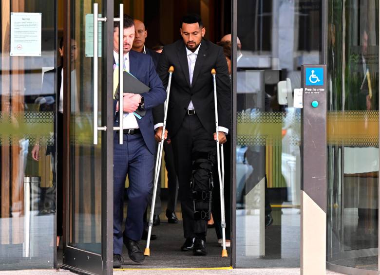El tenista Nick Kyrgios abandona el Tribunal de Magistrados del Territorio de la Capital Australiana en Canberra, Australia. FOTO: EFE