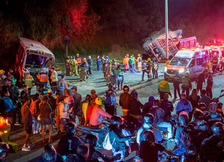 Agentes de la Seccional de Tránsito y Transporte de la Policía Antioquia y los Bomberos de Copacabana, Bello y Guarne acudieron al sitio para atender el accidente, además de ambulancias de la Defensa Civil y la Cruz Roja. FOTO: ESNEYDER GUTIÉRREZ