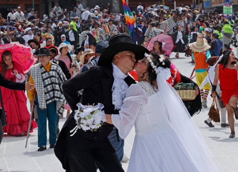 Postales del desfile “Llegada de los Castañeda” en el Carnaval de Negros y Blancos en Pasto. FOTO Efe