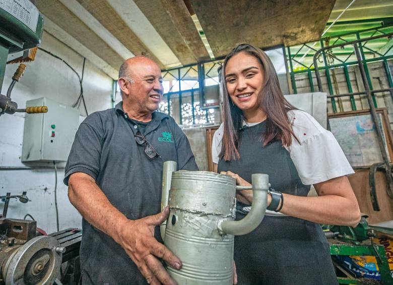 Mariana con su papá Manuel y el primer prototipo que utilizó en la feria escolar. FOTO: EL COLOMBIANO