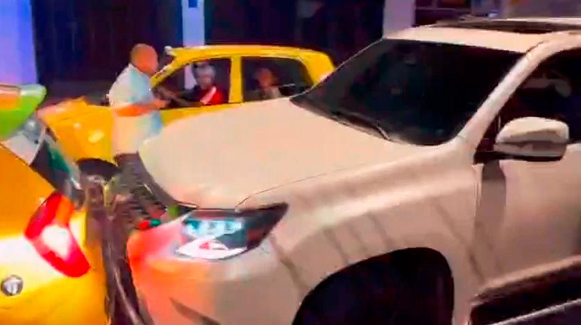 Un hombre ebrio escapó de las autoridades cuando le iban a practicar prueba de alcoholemia. Foto: Pantallazo de video del Twittter de @cebuenocad. 