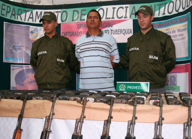 Así fue presentado Luis Arnulfo Tuberquia (“Memín”) después de su captura, junto a un poderoso arsenal incautado por la Policía a las bandas criminales en Antioquia. FOTO nelson matta