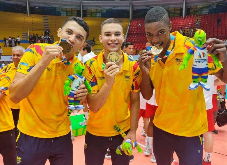 Ellos tres fueron la cuota paisa en el equipo de voleibol que se quedó con el título en Valledupar. FOTO CORTESÍA COC