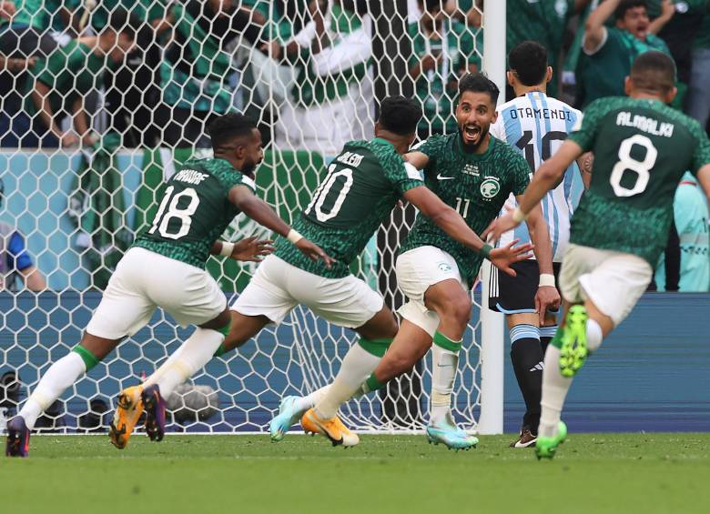 La Selección de Arabia Saudita, que dejó una grata imagen en su triunfo frente a Argentina (2-1), suma 3 puntos y aún tiene chance de avanzar a los octavos de final de Qatar 2022. FOTO getty