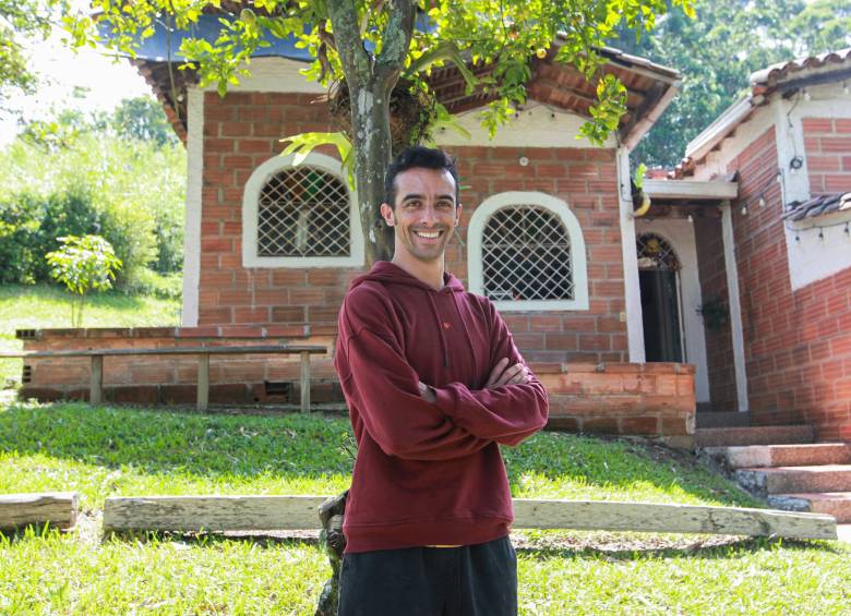 El actor Camilo Baena decidió enrutar su vida por el camino del arte gracias al ejemplo del profesor Jairo Alberto Valencia. En la actualidad Baena es el líder de Pantolocos. Foto: Manuel Saldarriaga.