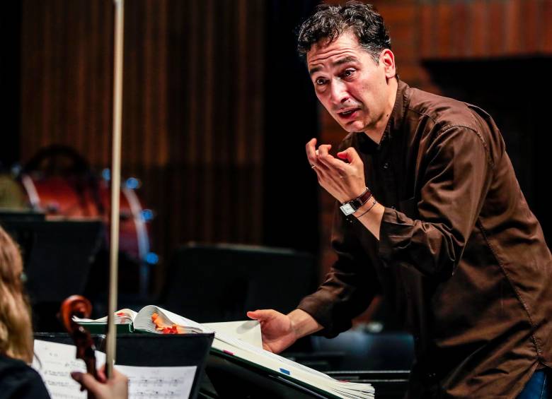Andrés Orozco-Estrada durante uno de los ensayos de esta semana en el Teatro Metropolitano. FOTO Jaime Pérez