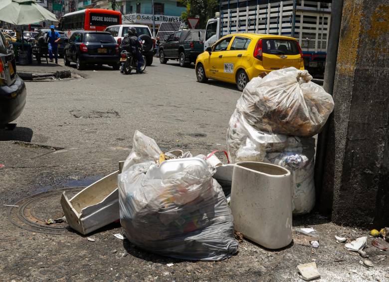 Ya se ven basuras incluso a 50 metros del sitio donde está ubicado el dispositivo de vigilancia. FOTO: Manuel Saldarriaga.