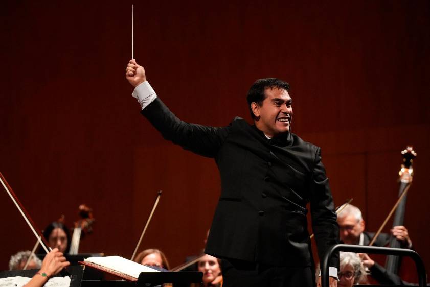 Juan Pablo Valencia es el director asistente de la Orquesta de Extremadura, en España. También es violonchelista. FOTO Cortesía