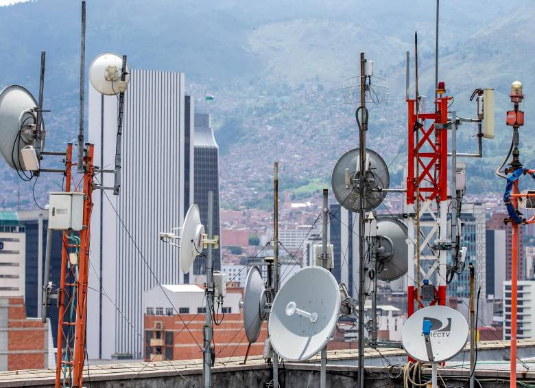 La designada ministra de Cultura, Patricia Ariza, planteó aplicar un impuesto del 4% a planes de celular, que recaería sobre quienes paguen más de $38.000. FOTO Juan Antonio Sánchez
