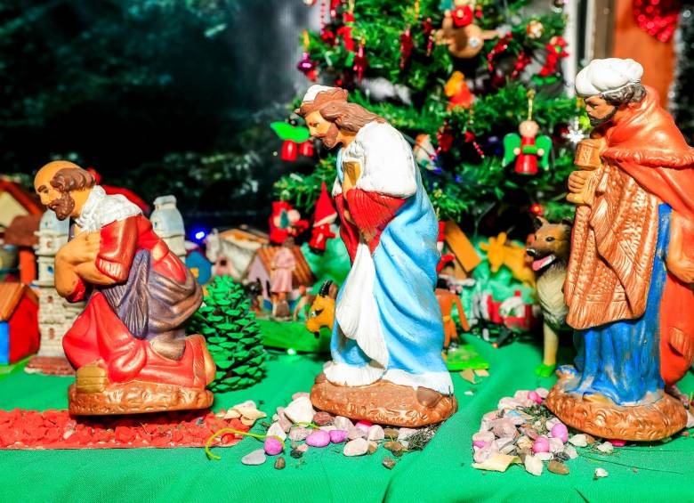 Los reyes magos de plástico que Rafael Tamayo usa siempre en su pesebre.