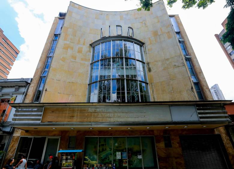 El Teatro Lido es uno de los edificios más importantes del centro de Medellín. Sin embargo, en la actualidad tiene sus puertas cerradas al público. La Alcaldía no ha podido consolidar una programación. FOTO Jaime Pérez