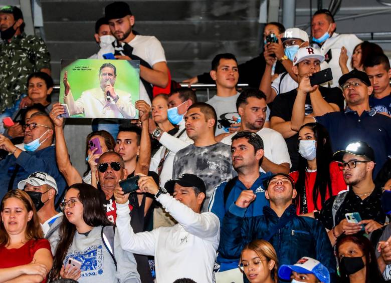 Momento en el que los artistas cantaron a una sola voz el tema Nadie es eterno en el mundo FOTO Jaime Pérez