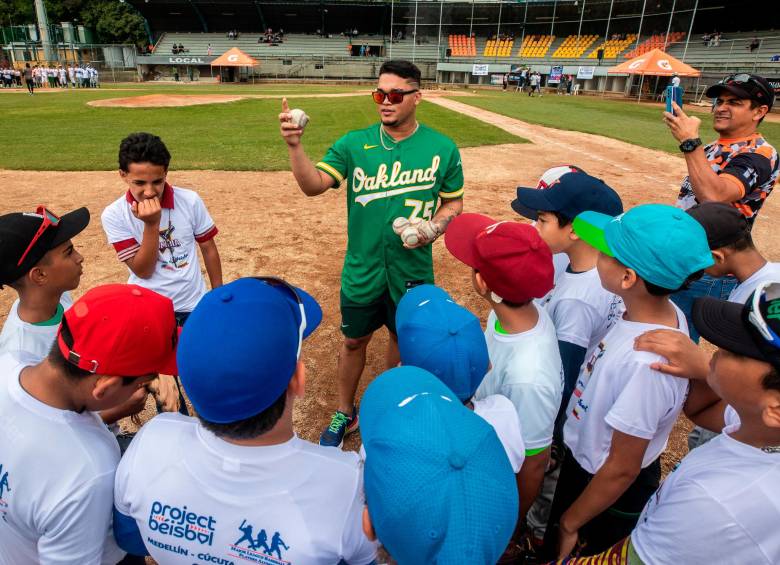 Jordan Díaz, el Grandes Ligas que les enseñó a los niños en Medellín