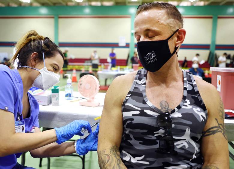 La viruela del mono suele provocar laceraciones en la piel que debilitan el cuerpo. Si un paciente se contagia, debe cubrir las heridas con medias, guantes y ropa en general. FOTO AFP