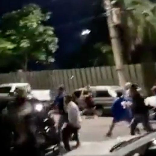 La hinchada de Millonarios protagoniza actos de violencia en Brasil. FOTO CAPTURA DE PANTALLA @barrabrava_net