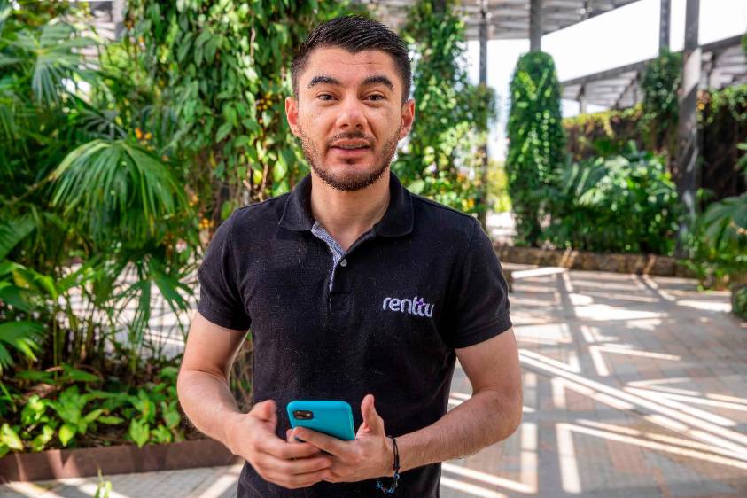 Juan Pablo Triviño creó una plataforma que permite poner en alquiler los objetos que no se utilizan con frecuencia y pueden servirles a otras personas. Es un empresario del ecosistema tecnológico en Antioquia. FOTO: CARLOS VELÁSQUEZ