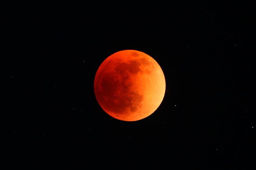 Debido al tamaño angular del Sol, la sombra que proyecta la Tierra consta de dos zonas: la umbra y la penumbra. En la umbra no existe radiación solar directa, mientras que en la penumbra la radiación solar es bloqueada solo parcialmente. FOTO: EFE