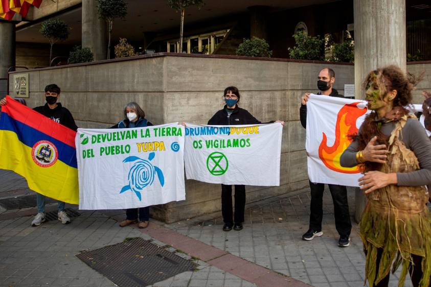 Miembros de la ONG ecologista Extinction Rebellion (XR) este martes frente al consulado de Colombia en Madrid.
