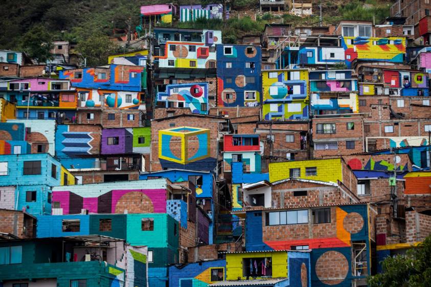Un conjunto de estrellas es la vista que lucirá en unos meses el macromural Constelaciones en la comuna 3, Manrique, en los barrios Brisas del Jardín, San José de la Cima No. 2 y Balcones de Jardín. Son más de 44.500 metros cuadrados intervenidos en más de 300 fachadas. Foto: Julio César Herrera