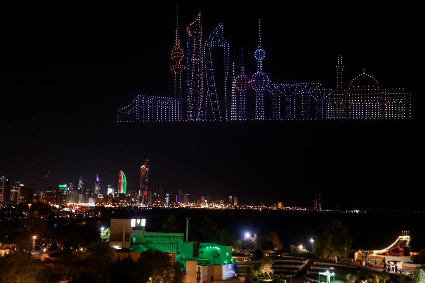 El espectáculo de luces en el cielo de Kuwait hace parte de las muchas celebraciones por su 62º Día de la Independencia . Foto: AFP