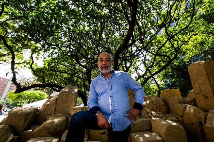 Leonardo Padura ha visitado varias veces Medellín. Esta foto es en la Universidad Eafit, en 2019. Foto: Julio César Herrera.