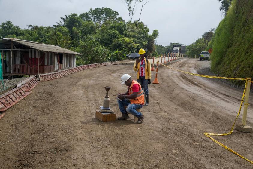 La vía Medellín-Quibdó, que lleva cerca de 15 años en obra, recibirá recursos para los 13 kilómetros que le faltan por pavimentar. Se espera que en agosto de 2022 esté lista. FOTO esteban vanegas