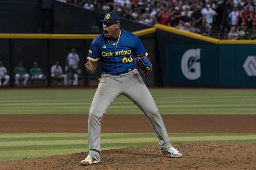 En la imagen aparece celebrando Guillermo Zúñiga, figura de Colombia ante México. FOTO EFE