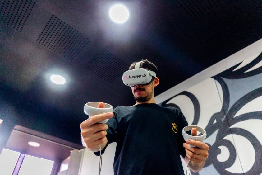 La Plaga con las gafas de Realidad Virtual y los controles, mientras pinta. FOTO Camilo Suárez