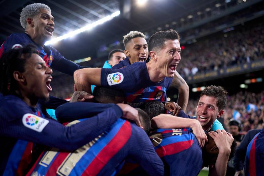 La algarabía en el festejo de los jugadores del Barcelona, después de la anotación de último minuto de Kessie que les dio el triunfo 2-1 en el clásico español sobre el Real Madrid. FOTO getty