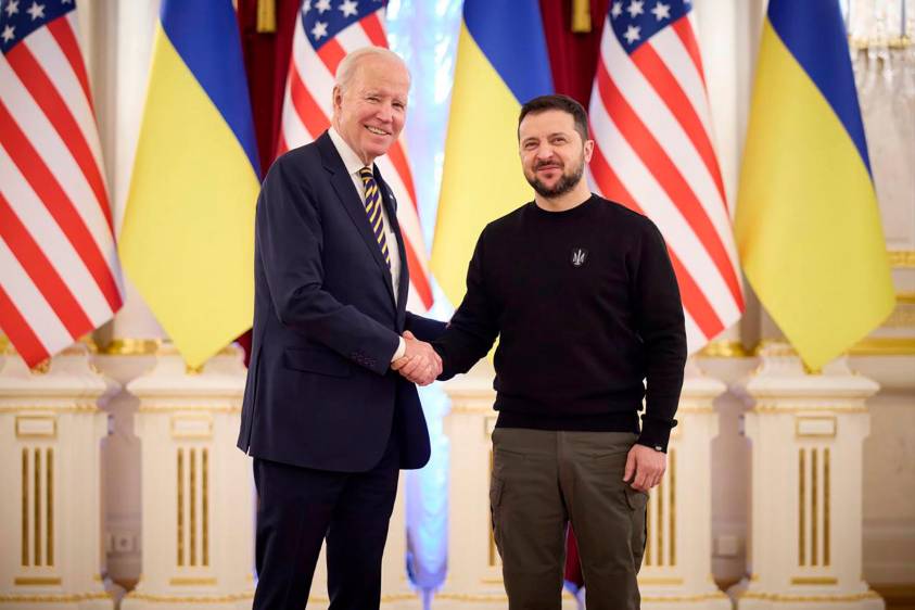 Joe Biden llegó este lunes a Ucrania para anunciar más apoyo para la defensa de esa nación ante los ataques de Rusia. FOTO: EFE 