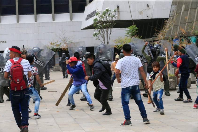 Los manifestantes atacaron con palos y objetos contundentes al Esmad mientras intentaban derribar las vallas por no permitirles el ingreso nuevamente al centro administrativo. Foto: Esneyder Gutiérrez