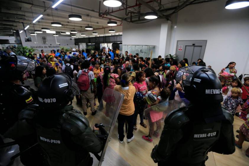Instalan mesa de diálogo tras desmanes de indígenas en la Alcaldía de Medellín