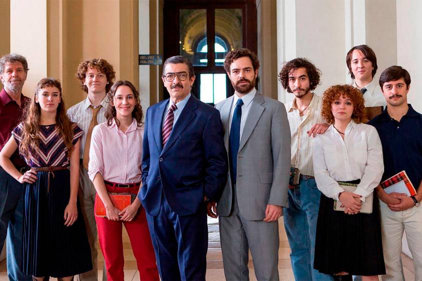 Ricardo Darin y Juan Pedro Lanzani en el centro, rodeados de los actores que hicieron parte de esta película. FOTO Cortesía