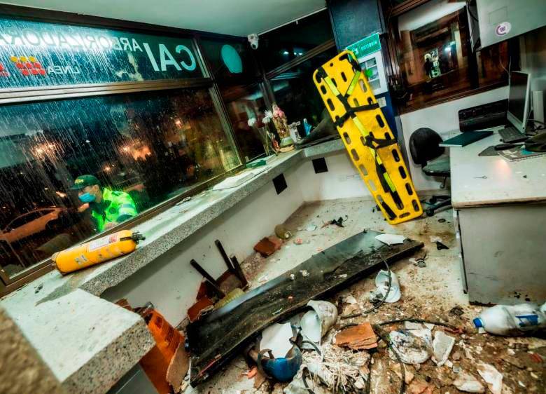 Los responsables activaron los explosivos afuera del CAI de Arborizadora Alta en Ciudad Bolívar. FOTO: COLPRENSA.