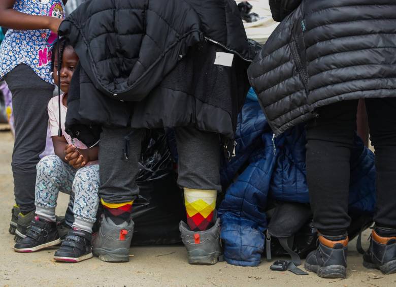 Ninguno de estos niños migrantes se imagina lo duro de la travesía que les espera al cruzar los 160 kilómetros del Darién. Foto: Manuel Saldarriaga Quintero.