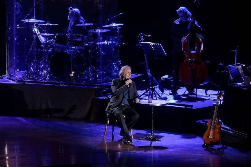 Fue un concierto en el que Serrat cantó como siempre, pero además habló mucho para deleite de los asistentes. Foto Carlos Velásquez.